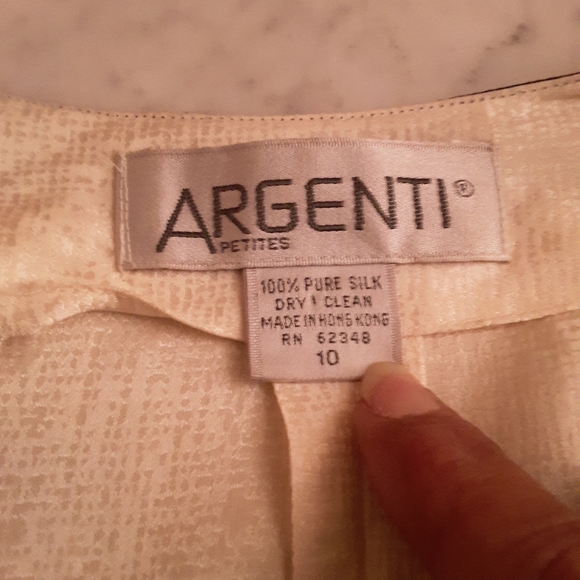 100% silk blouse. Navy trim - Picture 2 of 3